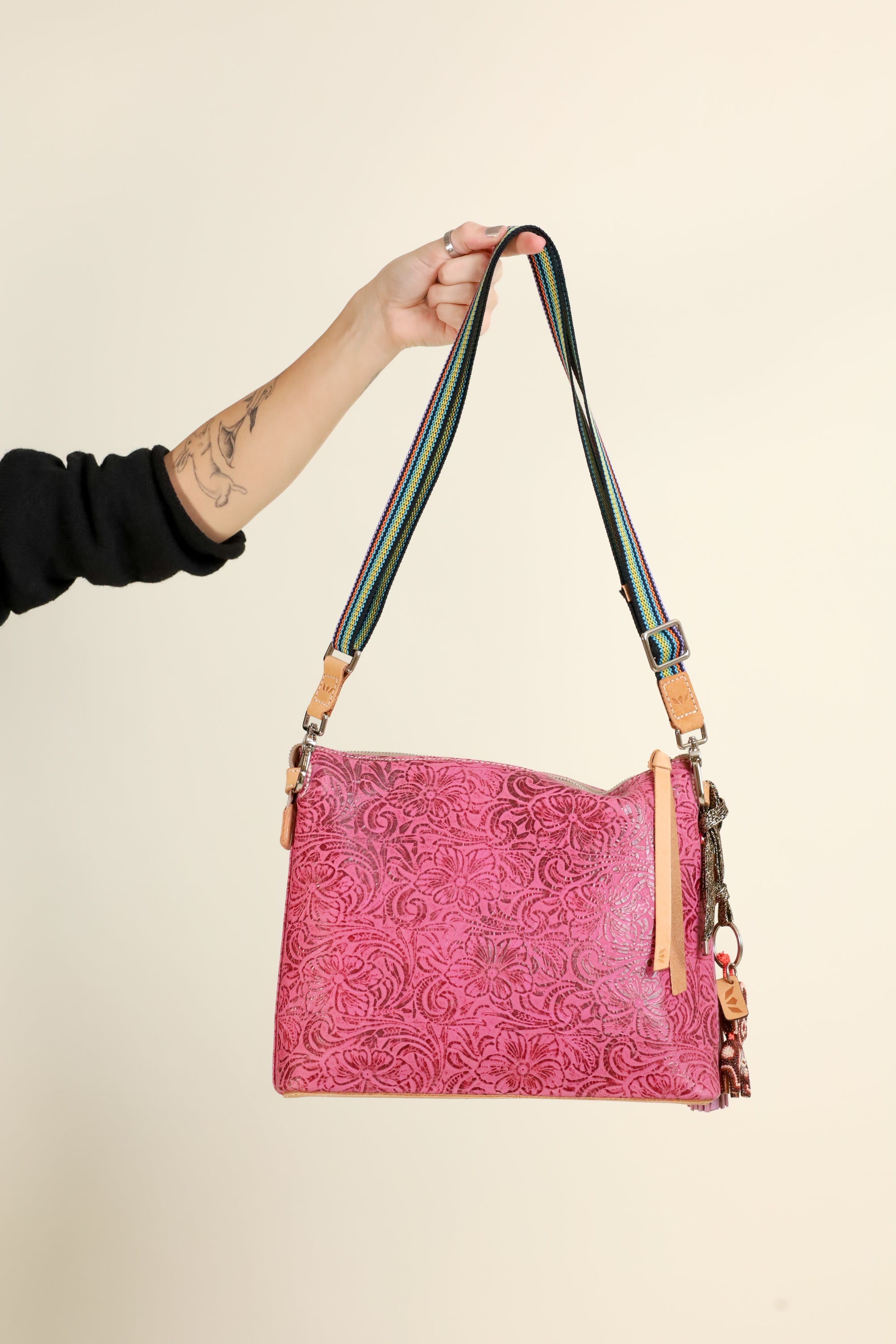 ✧̣̥̇ コナピディルユニストーン ✧̣̥̇ Consuela Fuchsia Leather Crossbody | Vixen Collection